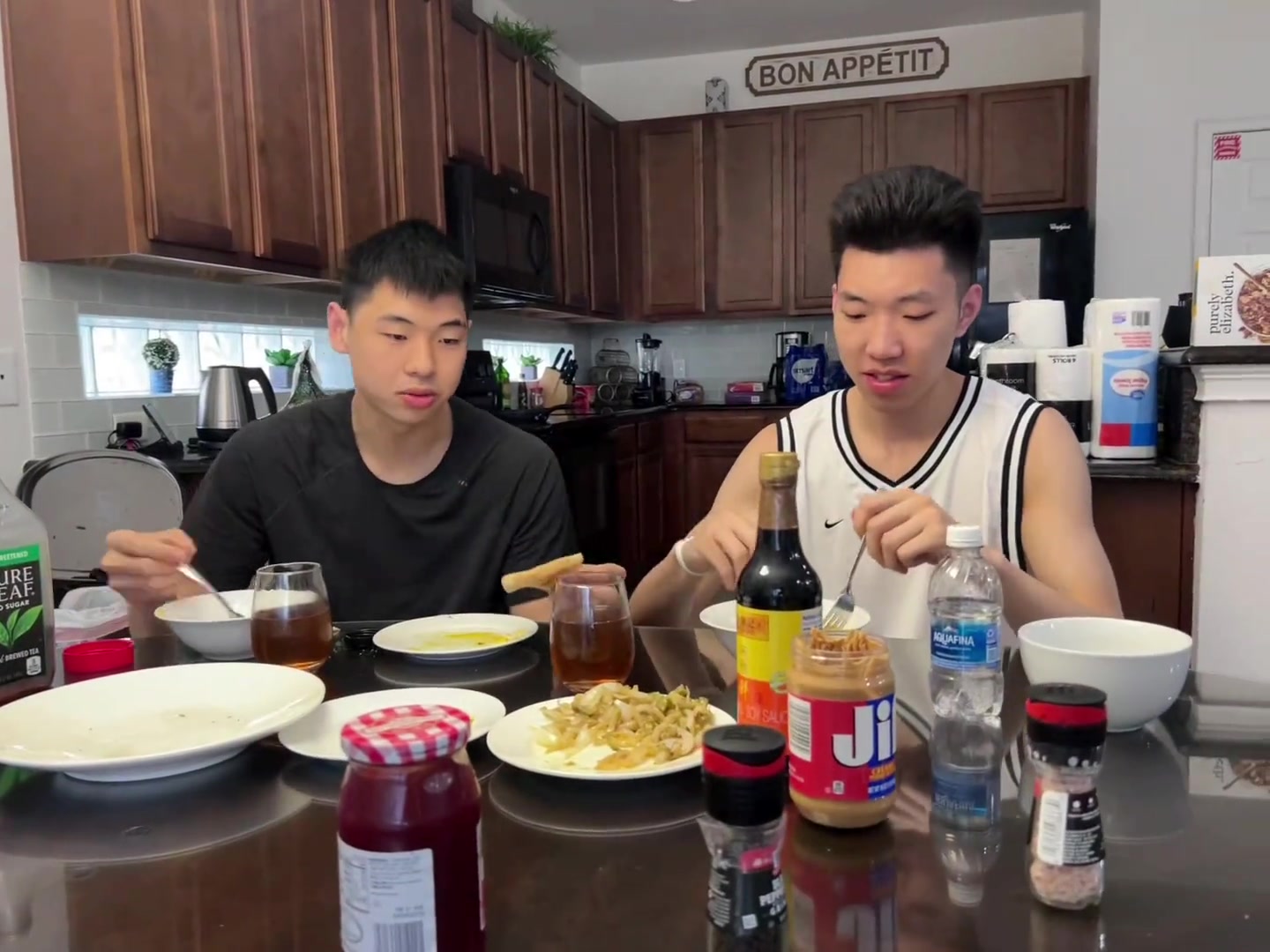 异乡重逢！崔永熙和廖三宁在美国特训一起做中餐吃